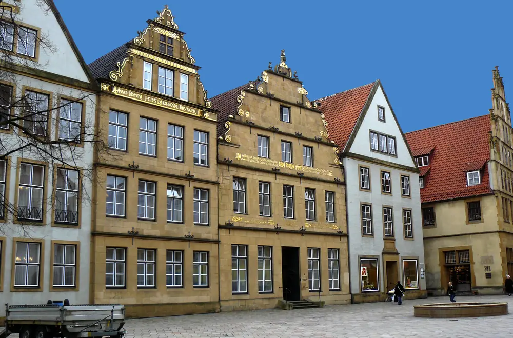 Giebelhäuser am Alten Markt unter blauem Himmel