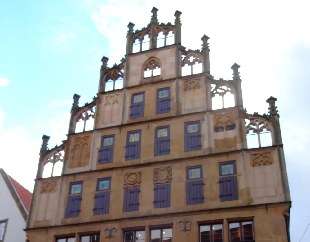 Crüwell-Haus, Stufengiebel