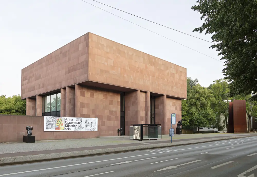 Der rote Sandstein-Würfel der Kunsthalle Bielefeld