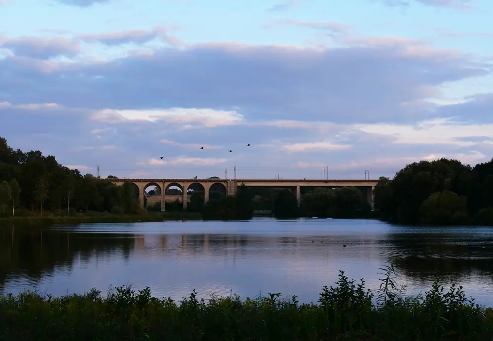 Das Eisenbahnviadukt über dem Obersee in der Abenddämmerung