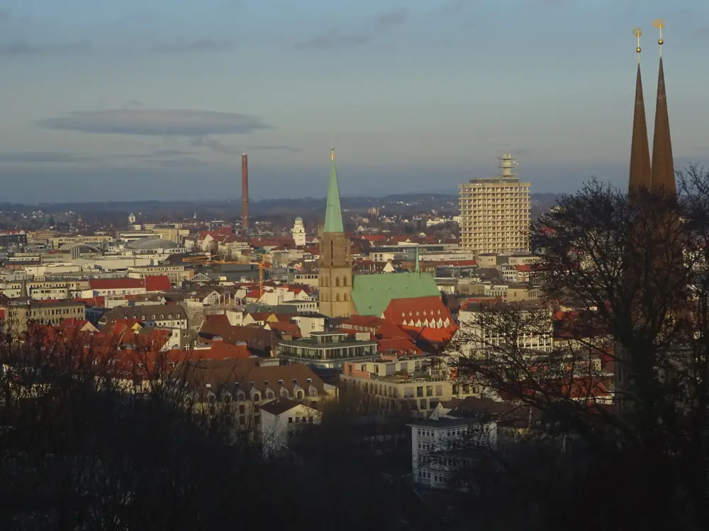 Bielefeld im Abendlicht, von der Sparrenburg aus gesehen