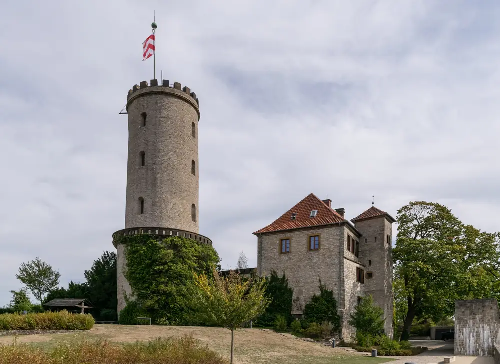 Der runde Turm der Sparrenburg mit dem Burghaus davor